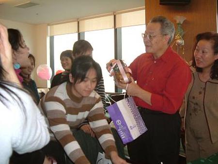 2004 (82).jpg - Jan 10, 2004 老師慶生會(基隆 海景大樓33樓) [Birthday Party for Prof. Shi-Yen Shiau]-5